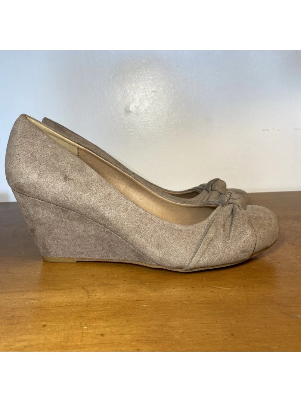 CL By Laundry Size 8.5 Heels Casual Wedges Pumps Suede Beige Neutral Knot